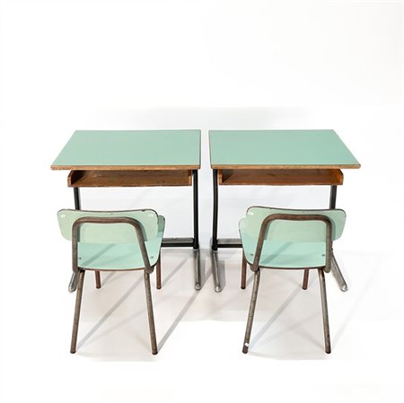 Coppia di banchi da scuola con seggioline. Italia, anni '60. Legno multistrato,