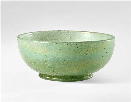 Coppa in vetro soffiato pulegoso verdino, base applicata a caldo con inclusione