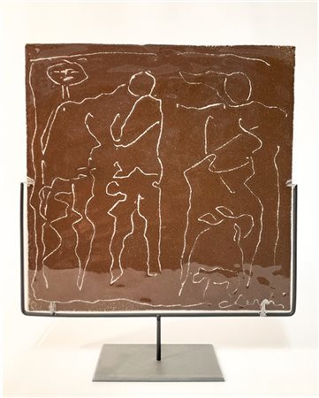 Sandro Cherchi Lastra in vetro decorata a graffito su fondo marrone. Firmata in