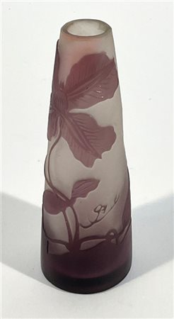 Gallé Piccolo vaso in vetro a cammeo con fondo bianco ghiaccio e decoro a riliev