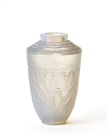 Sabino Vaso in vetro opalescente soffiato in stampo e acidato, decorato a riliev