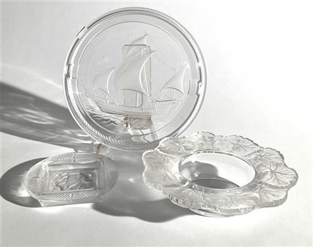 Lalique Lotto composto da un posacenere decorato da veliero e due svuotatasche d