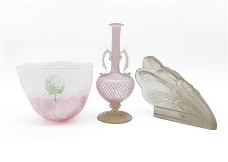 Lotto composto un vaso di forma squadrata in vetro incamiciato bianco e rosino