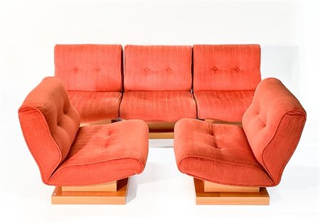 Cinque poltroncine con struttura in legno, imbottite e rivestite in tessuto ros