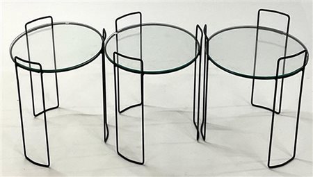 Tre tavolini in metallo verniciato nero e piano in vetro circolare. Italia, ann