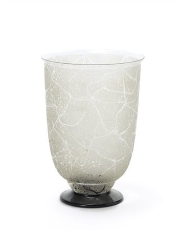 Daum Vaso in vetro incolore decorato all'acido sulla superficie esterna. Base ap