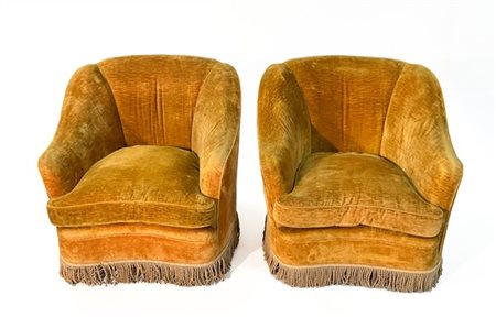 Coppia di poltrone imbottite con fusto in legno, gambe svasate e rivestimento i