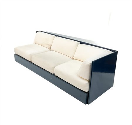 Luigi Caccia Dominioni (Attribuito)
Divano in legno laccato blu. (cm 256x76x86)