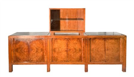 Grande credenza Novecento con fronte a sei ante e alzata centrale a vetrina, pi