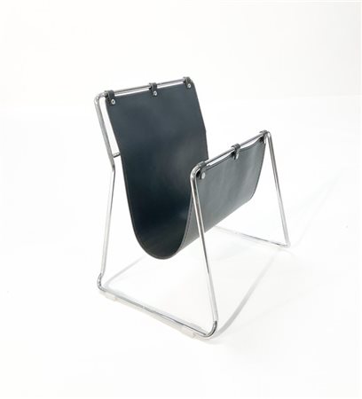 Portariviste in metallo cromato e simil pelle nera. (cm 49x54x38)