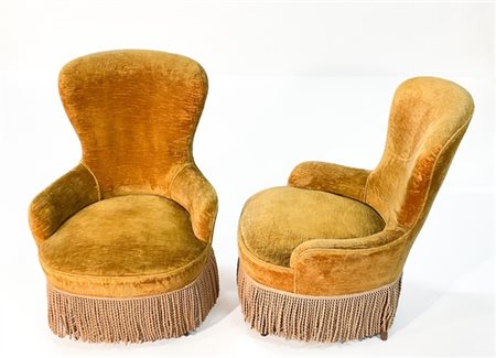 Coppia di poltroncine da camera con fusto in legno, gambe troncoconiche, rivest