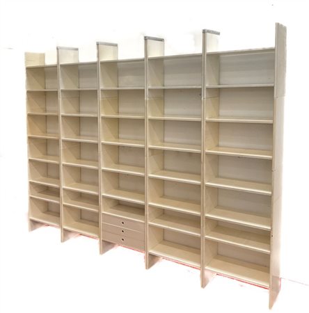 Sormani (Attribuito)
Libreria in legno laccato bianco. Italia, anni '70. (lievi