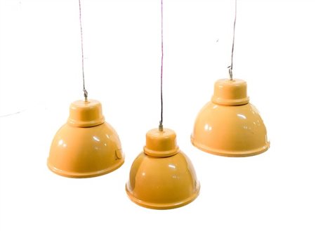 Tre lampade industriali in metallo verniciato giallo. Italia, anni '70. (lievi