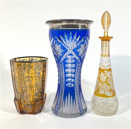 Manifattura di Boemia Lotto composto da un vaso in cristallo inciso alla mola co