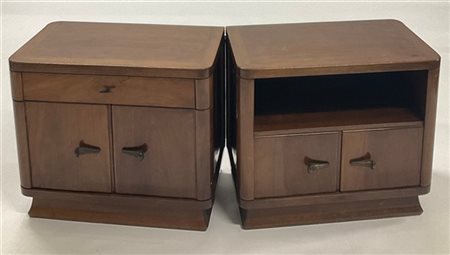 Vittorio Valabrega Coppia di comodini in legno massello impiallacciato di noce,