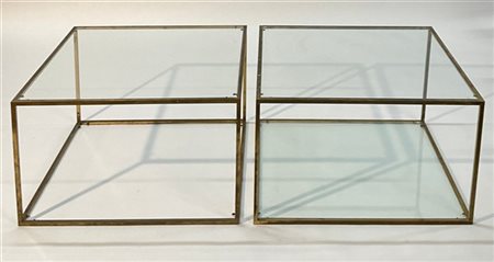 Coppia di tavolini da caffè in ottone con due ripiani in vetro (di cui uno manc