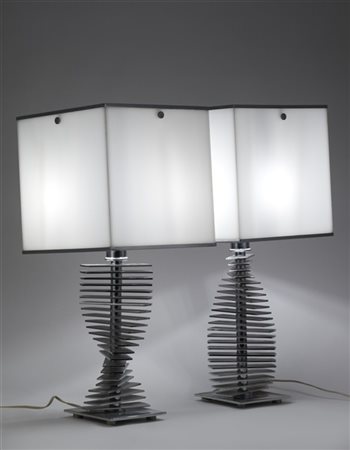 Coppia di lampade da tavolo cromate. Anni '70. (h cm 68) (difetti)