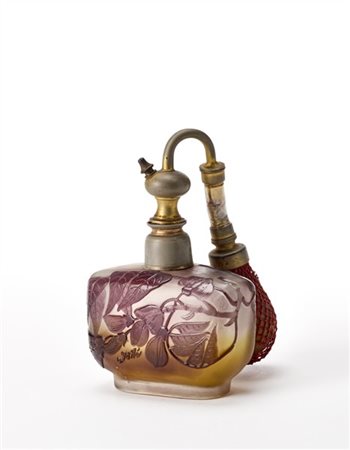 Gallé Spruzzatore di profumo in vetro a cammeo con decori viola. Nancy, inizio s
