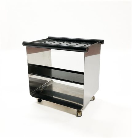 Carrello in acciaio cromato e legno laccato nero. Italia, anni '70. (cm 70x70x5