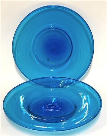 Manifattura di Murano Due grandi piatti in vetro soffiato azzurro trasparente. S