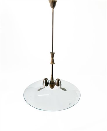 Lampada a sospensione in ottone a tre luci con disco in cristallo. Italia, anni