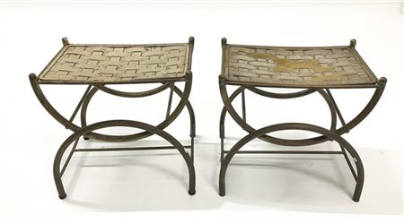 Coppia di panchetti in ottone argentato con gambe incrociate. Italia, anni '50.