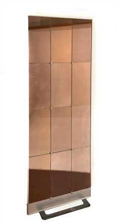 Specchiera da parete in alluminio e vetro rosambrato. Italia, anni '70. (cm 67x