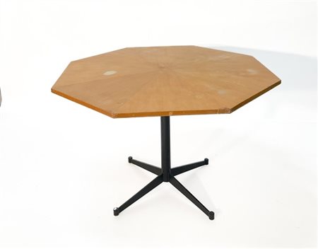 Tavolo in metallo verniciato nero con piano poligonale in legno impiallacciato.