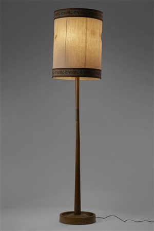 Lampada da terra in legno massello e ottone, paralume in stoffa. Italia, anni '