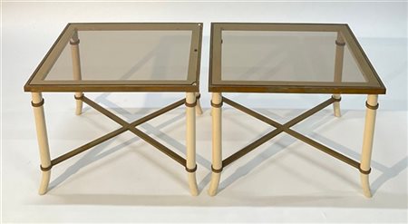 Coppia di tavolini da salotto in legno e metallo laccato color avorio e ottone