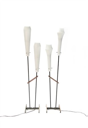 Coppia di lampade da terra a due luci in metallo verniciato nero, ottone e legn