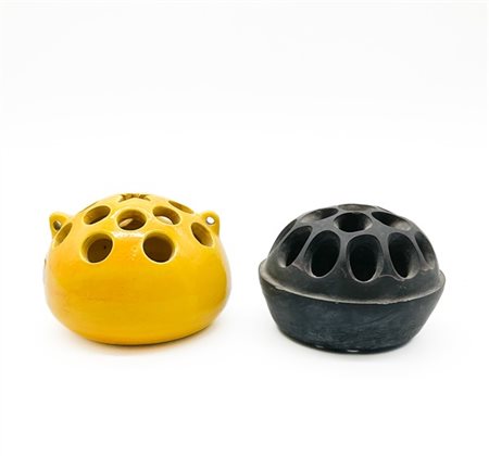 Manifattura inglese Due piccole tulipaniere in ceramica smaltata, una gialla con