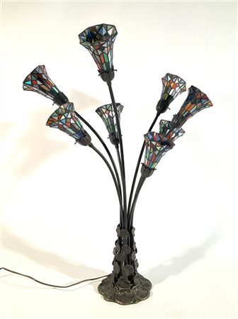 Lampada da tavolo floreale a otto luci in fusione metallica con paralumi a mosa