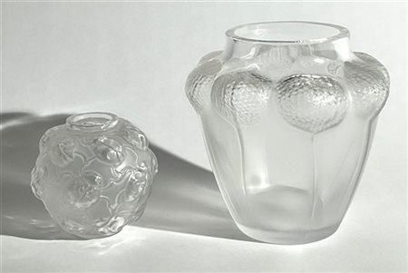 Lalique Lotto composto da due vasi decorati da fiori e coccinelle in rilievo in