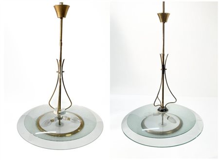 Due lampade a sospensione in ottone con doppio disco in vetro. Italia, anni '50