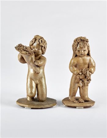 Pietro Melandri Due angioletti reggenti cesti d'uva in ceramica modellata a mano