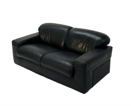 Divano a due posti. Italia, anni '70. Pelle nera. (cm 150x67x85) (lievi difetti