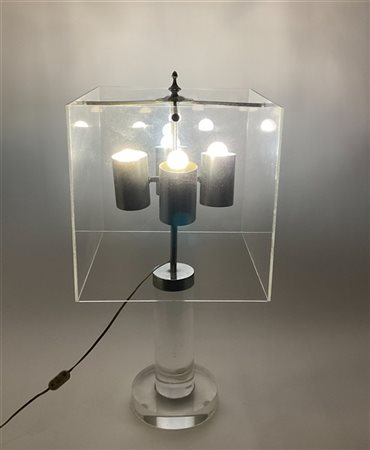 Lampada da tavolo in plexiglass e metallo dorato. Italia, anni '70. (h cm 78,5)