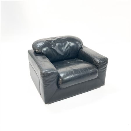 Poltrona. Italia, anni '70. Pelle nera. (cm 93x67x85) (lievi difetti)