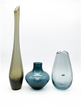 Manifattura inglese Lotto composto da un vaso in cristallo trasparente grigio ch