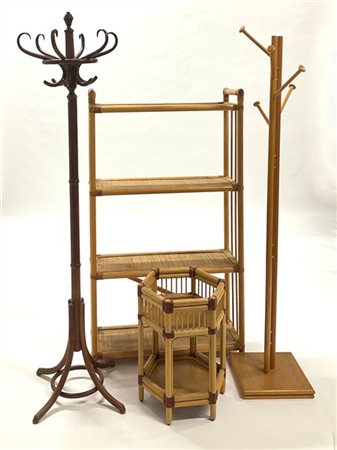 Lotto composto da un étagère, un tavolino e due diversi attaccapanni in legno e