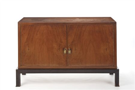 Mobile cassettiera da camera Novecento con due ante celanti quattro cassetti. I