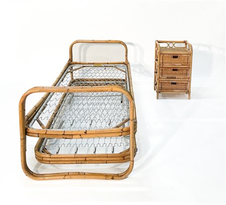 Lotto composto da un letto con sottoletto estraibile e un comodino a tre casset