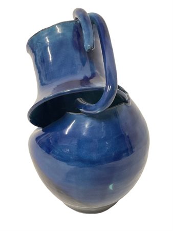 Vaso scultura in terracotta smaltata in blu e celeste sotto vetrina. Manifattur