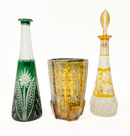 Lotto composto da un vaso Art Déco in vetro ambrato con decori orientaleggianti