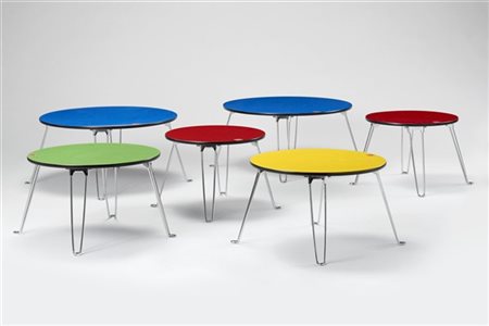 Cassina Sei tavolini pieghevoli della serie "Wengè". Italia, anni '90. Piano in