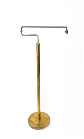 Lampada da terra in ottone con braccio alzabile e snodabile. Italia, anni '40/'
