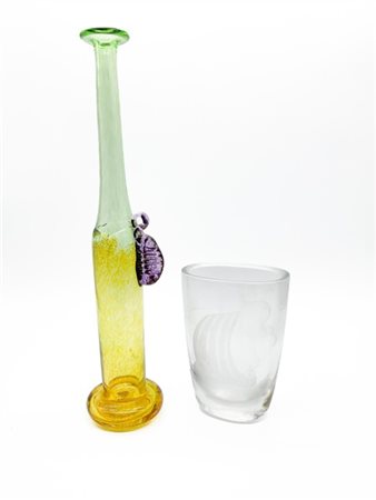 Lotto composto da un vaso soliflore con collo lungo in vetro soffiato trasparen