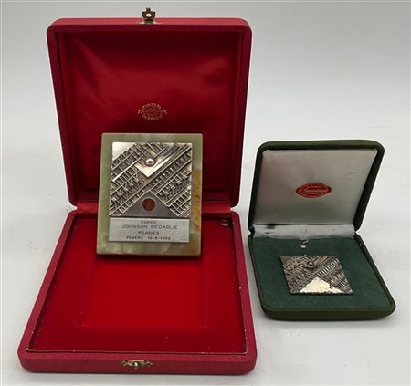 Lotto composto da due medaglie edite da Johnson su disegni di Arnaldo Pomodoro