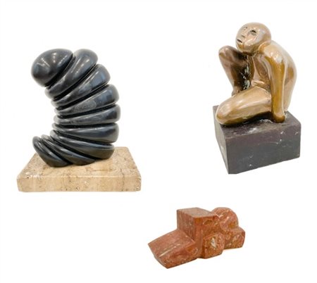 Lotto composto da tre sculture in materiale, soggetti e autori diversi, di cui